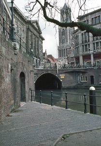 21772 Gezicht op de Stadhuisbrug over de Oudegracht te Utrecht met links het Stadhuis en rechts de Domtoren.